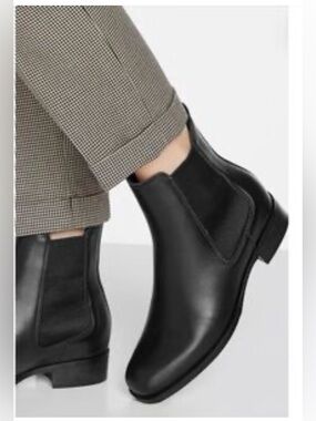 La CANADIENNE women’s Black Leather Chukka Boots